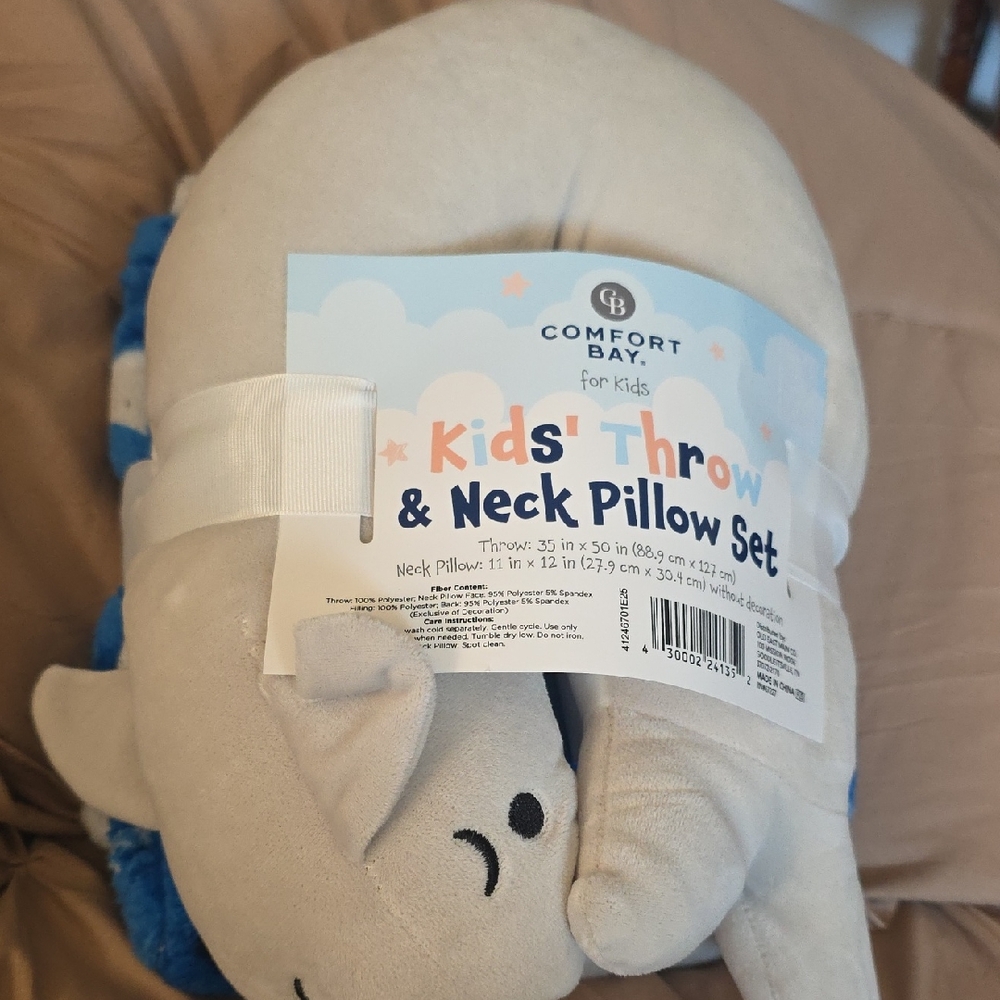 Comfort Bay  Sharkt Kids Throw & Pillow Set